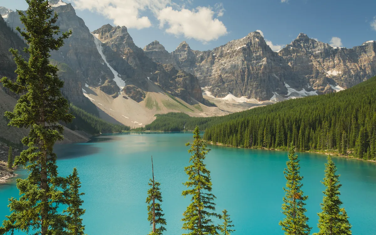 Turquoise Moraine Lake below the Valley of the Ten Peaks, Banff